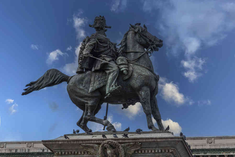 Italia - Milán 035 - plaza del Duomo - monumento a Vittorio Emanuele II.jpg